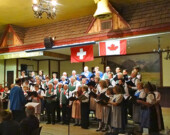 Le VIFC et le chœur suisse à l’occasion du concert annuel du chœur suisse
de Vancouver le 13 juin 2015 au Vancouver Alpen Club. | Photo par Bernie Strotmann  