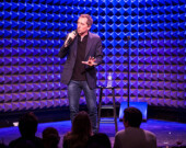 Gad Elmaleh en pleine représentation. | Photo par Charles Roussel  