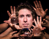 Le spectacle The things we do mettant en vedette Jake West. | Photo par Oscar Bravo  