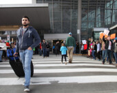 Manifestants rassemblés à l’aéroport de Raleigh-Durham en Caroline du Nord le 29 janvier pour protester contre les mesures anti-immigration du président Trump. | Photo par Matthew Lenard  