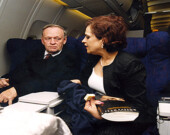 L’honorable sénatrice Mobina Jaffer met le bilinguisme au centre de ses mandats politiques. On la voit ici en compagnie de l’ancien Premier ministre Jean Chrétien. | Photo de Mobina Jaffer  