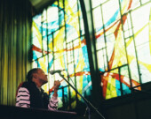 L’artiste John Boutté en train de se produire dans une église. | Photo par Michael Crook  