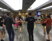 Dance in transit fait bouger gratuitement Vancouver dans ses lieux publics. | Photo de Sam’s Dance  