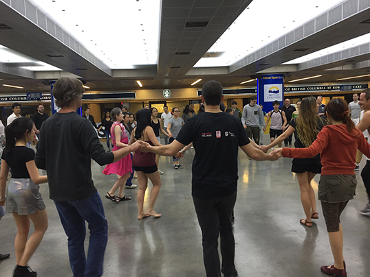 Dance in transit fait bouger gratuitement Vancouver dans ses lieux publics. | Photo de Sam’s Dance  