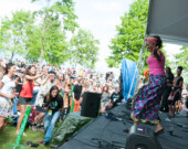Des spectateurs emballés par la programmation du Vancouver Folk Music Festival. | Photo de Vancouver Folk Music Festival  