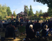 Les spectateurs étaient venus s’installer nombreux dans le parc Hawthorne à Surrey pour assister à un concert. | Photo de City of Surrey  