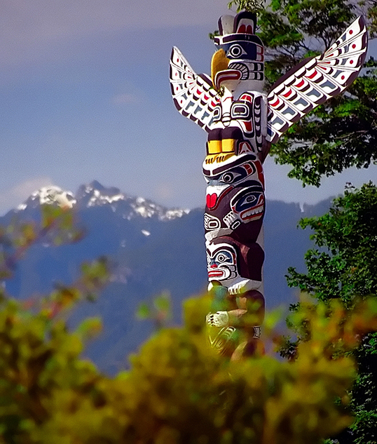 Les totems, témoignages de la présence des Premières Nations à Vancouver. | Photo par David Ohmer  