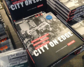 Le livre City on Edge publié par Kate Bird a inspiré l’exposition
du même nom.  