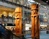 Des oeuvres Musqueam à l’aéroport international de Vancouver.  