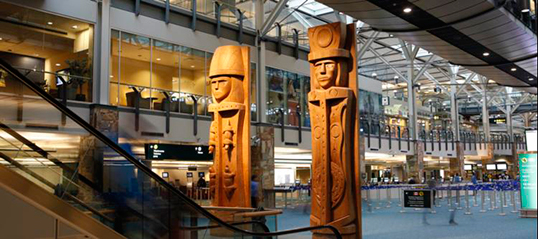Des oeuvres Musqueam à l’aéroport international de Vancouver.  