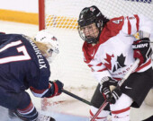 Brigette Lacquette en plein match de hockey avec l’équipe du Canada. | Photo d’Olympic.ca  