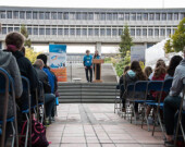 Célia Saunier en plein discours pour le conseil jeunesse francophone.  