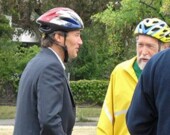 « Arrête ton cinéma » s’écrit un piéton à l’intention du maire qui passait par là à bicyclette le long d’une route qu’il avait réussi à interdire d’accès aux automobilistes non résidents du quartier.  
