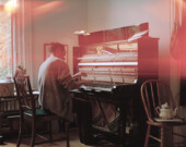 L’artiste Jean-Michel Blais au piano.  