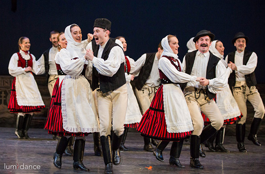 Une époque bouillonnante dansée sur scène. | Photo de Massey Theatre  