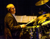 La légende Sal Ferreras, percussionniste et créateur du concert Aquarela do Brasil. | Photo par Vincent L. Chan  