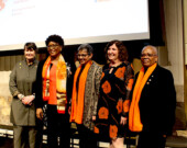 Les trois sénatrices Marilou McPhedran, Mary Coyle et Wanda Elaine Thomas Bernard en compagnie de la haute-commissaire sud-africaine au Canada, Sibongiseni Dlamini-Mntambo, et une autre participante.  