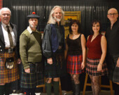 Le groupe Blackthorn avec l’animateur de la soirée Edward Momin et le joueur de cornemuse Matt Dolan. | Photo de Place des Arts  