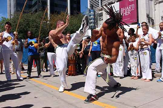 Une scène de rue de Capoeira.  