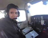 Tara Tugge Baydar, pilote de ligne.
  