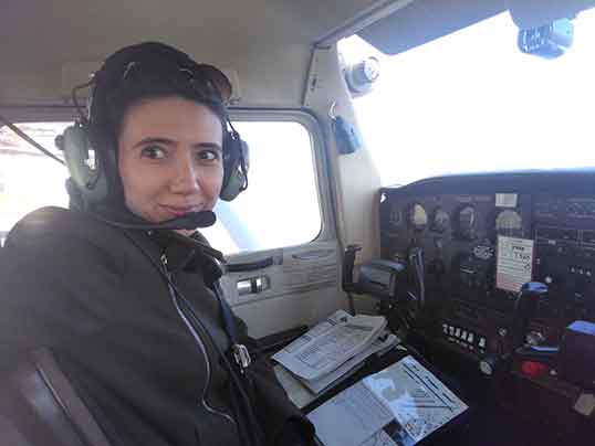 Tara Tugge Baydar, pilote de ligne.
  