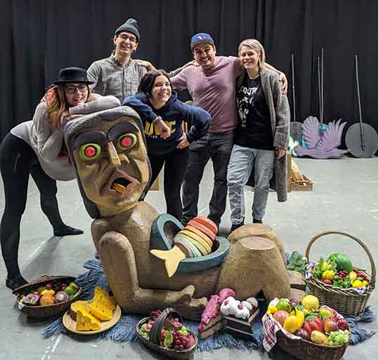 Les acteurs de la pièce de théâtre Th’owxiya. | Photo par Jayda Paige  