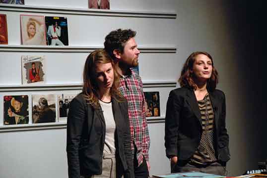 Caroline Dubois, Jacob Wren et Claudia Fancello, le collectif à l’origine
de The DJ Who Gave Too Much Information.  