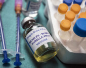 « J’ai eu les oreillons durant une épidémie frappant surtout les adultes...
Mais mon fils a pu recevoir un vaccin efficace contre les oreillons à treize ans. »  