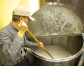 Le Junmai, « riz pur » en japonais, un type de saké fait uniquement à partir d’eau, de riz et de levure. | Photo par Artisan Sake Maker