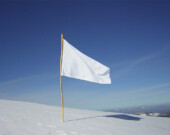 Un drapeau blanc au milieu de nulle part. | Photo par Jan Jacobsen  