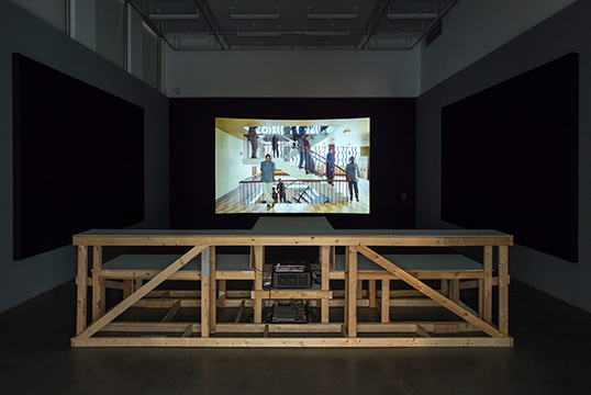 Une vue de l’installation de l’exposition Pagal Pagal Pagal Pagal Filmy Duniya d’Althea Thauberger à la Galerie d’art contemporain du 24 juillet 2020 au 3 janvier 2021.  