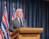 « De toute évidence, John Horgan, notre premier ministre de la
Colombie-Britannique, a choisi de m’ignorer en négligeant de bien
vouloir prendre mon opinion en considération. » | Photo de la Province de la Colombie-Britannique  