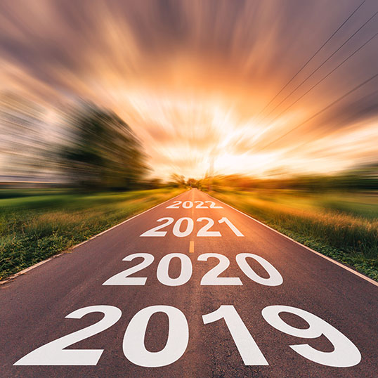 « L’an est là. Quel élan ! 2021, enfin te voilà : à l’heure, comme toujours. »  
