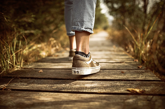 « Prenez l’air, allez vous promener, une petite marche dehors ne peut vous faire que du bien. » | Photo par Tobi  