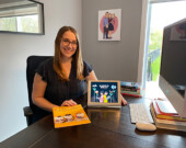 Mylaine Lemire de Communication Jeunesse et le nouveau magazine qui se présente désormais sous format digital. | Photo du magazine CJ  