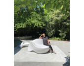 Marie Khouri, une artiste d’origine libanaise, assise sur une de ses sculptures. | Photo de Marie Khouri  