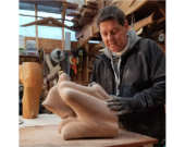 L’artiste Vaughan David entretient une relation spirituelle forte avec le bois. | Photo de Vaughn David  