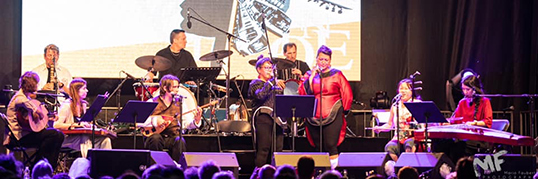 Caroline Novalinga et Lydia Etok, toutes deux chanteuses de gorge,
font partie d’Oktoécho. | Photo de Sound of Dragon  