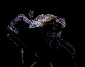 Des torses marqués par les témoignages des familles des victimes sont la signature de l’artiste multidisciplinaire. | Photo de Dance Centre  