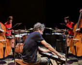 Le trio Itamar Erez, accompagné de François Houle, sera sur la scène du Hermann’s Jazz Club le 24 février à Victoria. | Photo de Caravan World Rhythms  