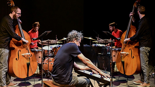 Le trio Itamar Erez, accompagné de François Houle, sera sur la scène du Hermann’s Jazz Club le 24 février à Victoria. | Photo de Caravan World Rhythms  