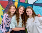 Isla, Ellie, Hanna (La Gang de Rossland),
les gagnantes de l’édition 2022 : Rap climatique. (Crédit : Econova Education)  
