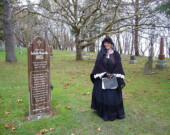 Fern Perkins devant la tombe de son arrière grand-mère Isabelle. (Crédit : Carole Mazure)  