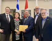 Au centre, M. Joël Godin, récipiendaire du prix Kermode, à sa gauche, Mme Marie-Nicole Dubois , présidente de la FFCB, entourés de trois députés du parti conservateur du Canada de la région de Vancouver. (Crédit : Suzanne Leenhardt)  