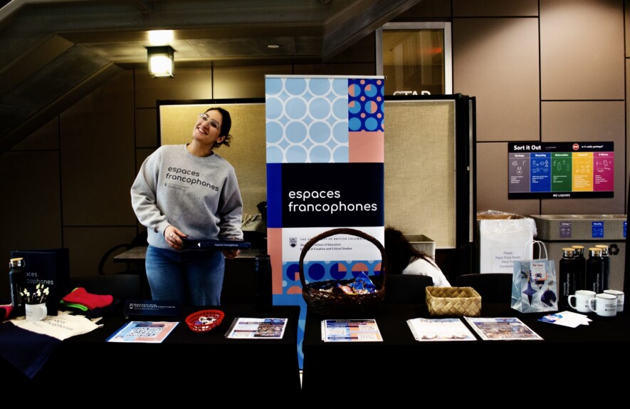 Kiosque d'information utilisé pour faire la promotion de la francophonie à UBCO à Kelowna. | Crédit: Espaces francophones / UBCO  
