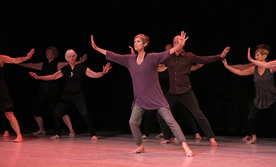 Claudia Moore et les participants. (Crédit photo : Elodie Dorsel)  