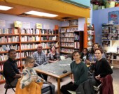 Image des participants aux causeries arc-en-ciel a la bibliothèque du centre culturel francophone de la Colombie-Britannique. | Crédit : Francoqueer   