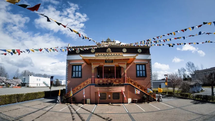 Le monastère Thrangu Canada, situé à Richmond, est un lieu de pratique bouddhiste dédié à la méditation, à l’étude et à la préservation de la culture tibétaine en Amérique du Nord. | Thrangu Monastery Canada  