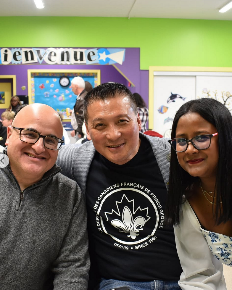 De gauche à droite, Ron Polillo, conseiller municipal, Simon Yu, maire de Prince George et Hayushta Rittoo, chargée de projets au Cercle des Canadiens français, lors du 65ᵉ anniversaire de l’association | Cercle des Canadiens français de Prince George   
