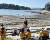Des enfants du camp d’été francophone de Nanaimo à la plage en 2024 | Association des francophones de Nanaimo  
